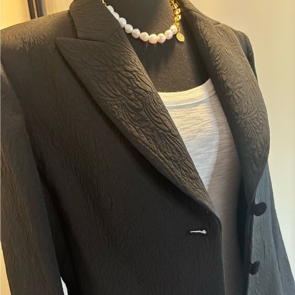 Elegant Black Textured Blazer - Picture 7 of 12